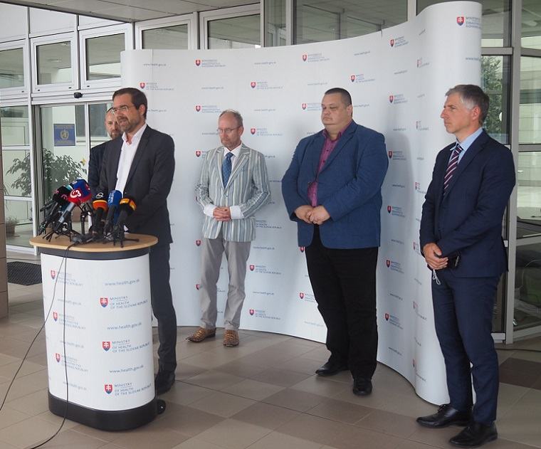 TK po rokovaní Pandemickej komisie za účasti ministra Mareka Krajčího, hl hygienika Jána Mikasa a infektológa Pavla Jarčušku