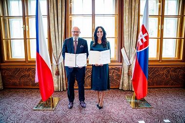 Zástupcovia Slovenska a Českej republiky po podpise spoločného dokumentu