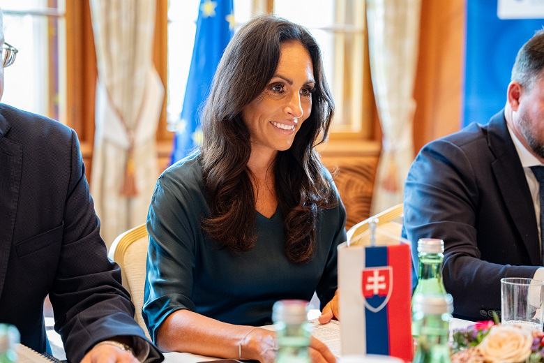 Zástupkyňa Slovenskej republiky počas pracovného rokovania so zahraničnými partnermi