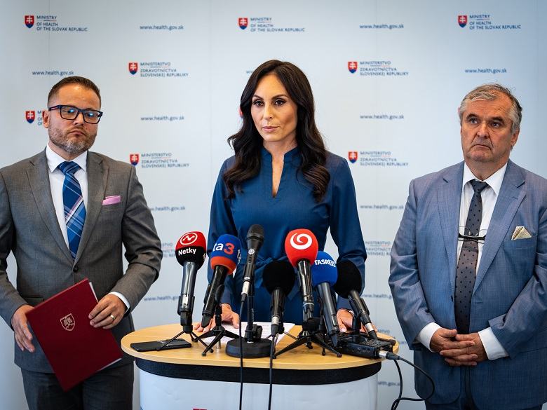 Zuzana Dolinková so zástupcami Ministerstva zdravotníctva SR na tlačovej konferencii k reforme a optimalizácii siete nemocníc.