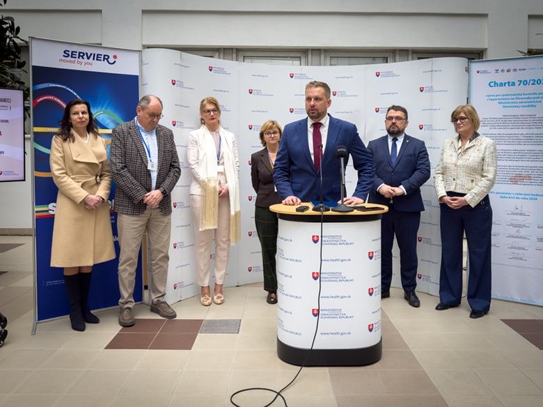 Minister zdravotníctva Kamil Šaško a odborníci upozorňujú na nedodržiavanie liečby