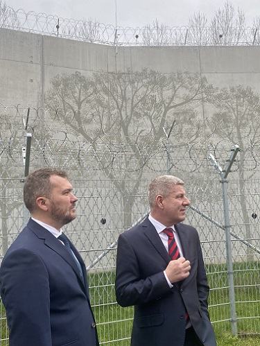 Ministri zdravotníctva a spravodlivosti Vladimír Lengvarský Viliam Karas otvorili priestory Detenčného ústavu Hronovce