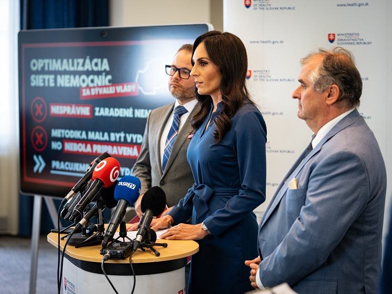 Ministerka zdravotníctva Zuzana Dolinková počas tlačovej konferencie k optimalizácii siete nemocníc spolu so zástupcami rezortu zdravotníctva.