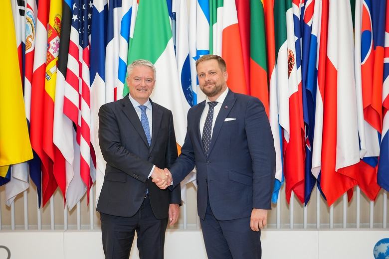 Minister zdravotníctva Kamil Šaško a generálny tajomník OECD Mathias Cormann počas stretnutia v Paríži.