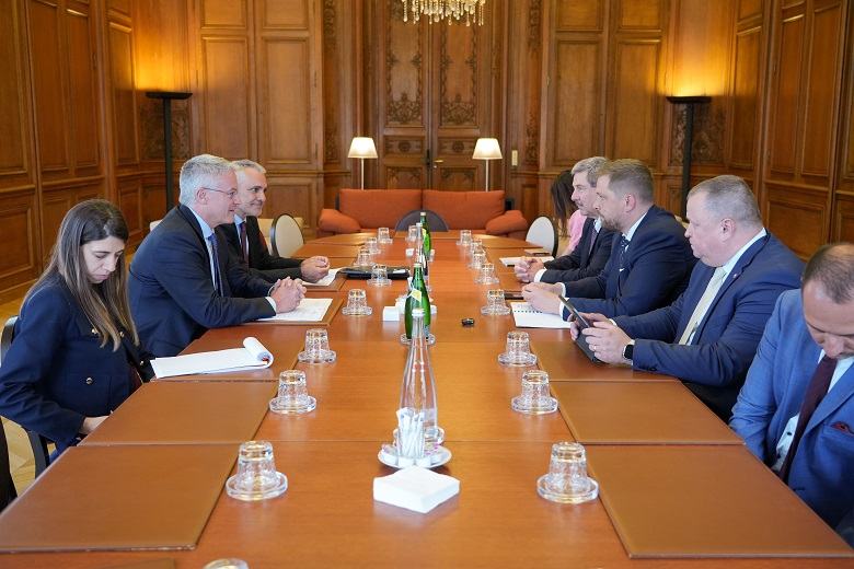 Minister zdravotníctva Kamil Šaško počas pracovného rokovania s generálnym tajomníkom OECD Mathiasom Cormannom v Paríži.