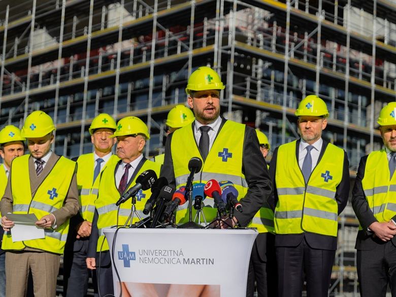 Na stavbe novej nemocnice v Martine sa vztýčila symbolická glajcha za účasti prezidenta SR a ministra zdravotníctva