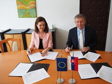 Minister Vladimír Lengvarský a prezidentka Slovenskej psychiatrickej spoločnosti Ľubomíra Izáková podpísali memorandum