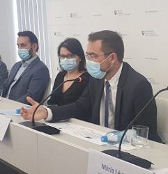 Minister zdravotníctva Marek Krajčí s prezidentkou Asociácie na ochranu práv pacientov SR Máriou Lévyovou
