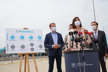 Členovia vlády informujú o inteligentnej smart karanténe.