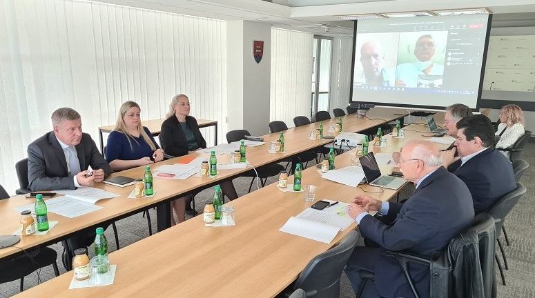 Minister zdravotníctva Vladimír Lengvarský a štátna tajomníčka Lenka Dunajová Družkovská rokovali so šéfmi lekárskych fakúlt